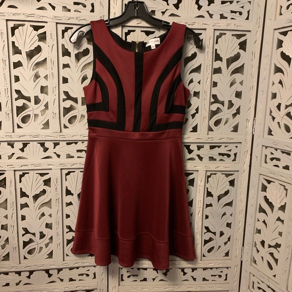 EMERALD SUNDAE NICE BURGUNDY RED & BLACK ACCENTS SLEEVELESS MINI DRESS - Picture 5 of 10